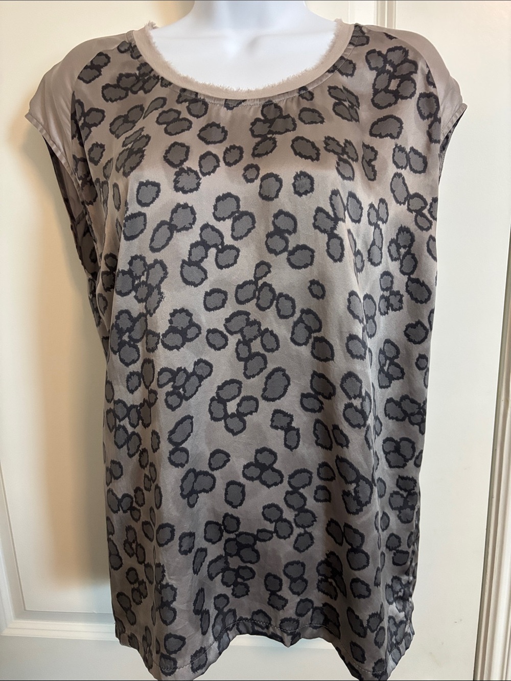 Club Monaco 100% Silk Leopard Print Taupe Cap Sleeve Top. M (#5T)